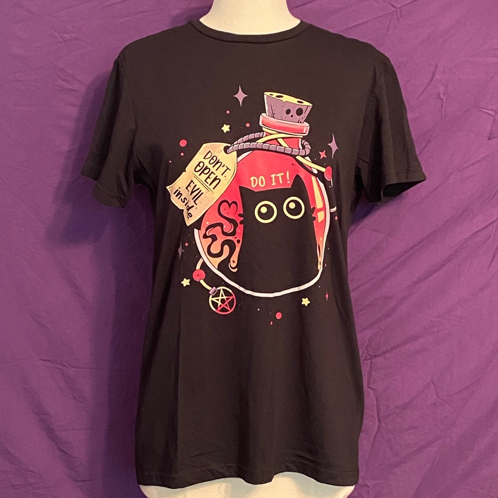 Goth Creepy Cute Black Cat Potion Witchy Halloween T-Shirt. Size L.